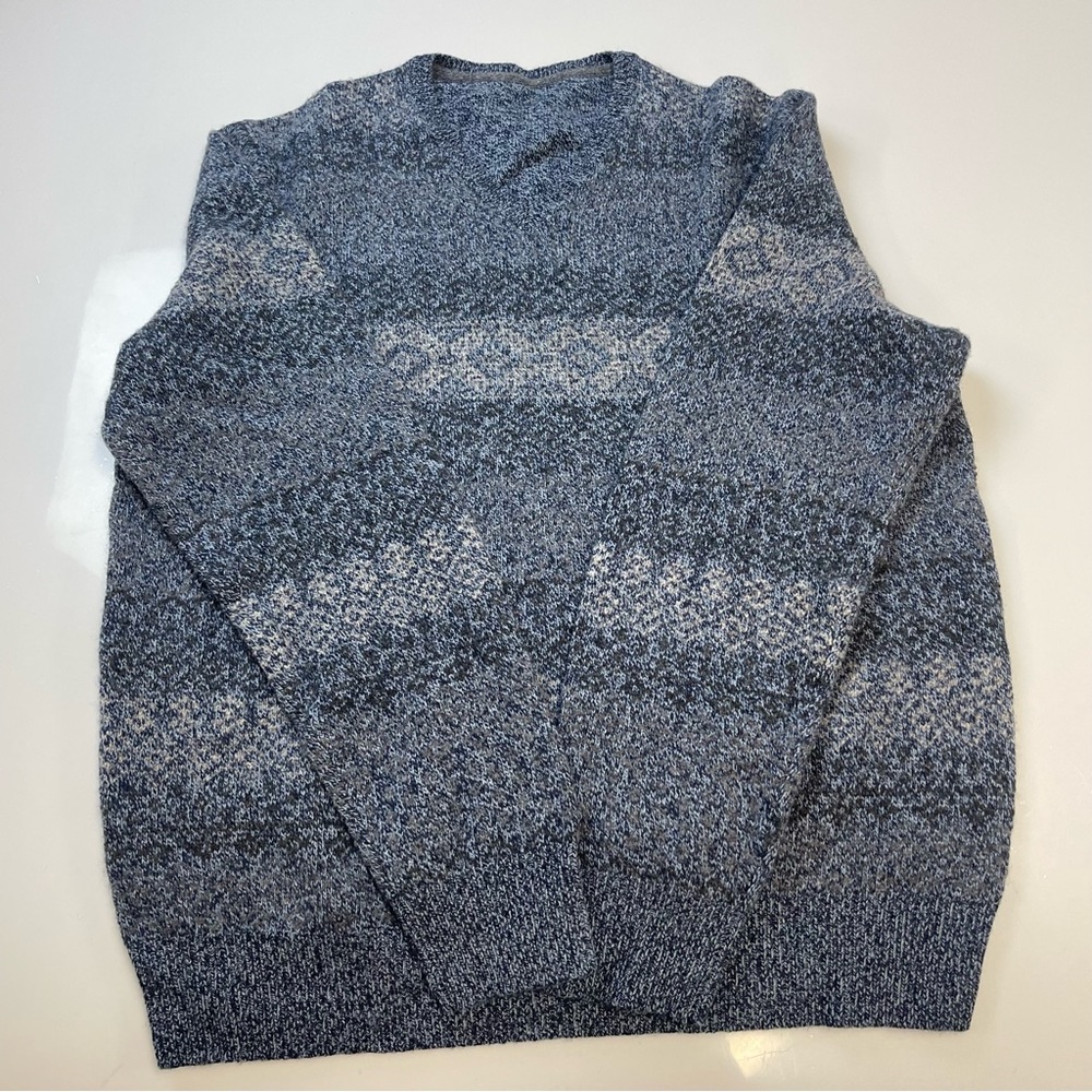 Men’s V neck sweater size M